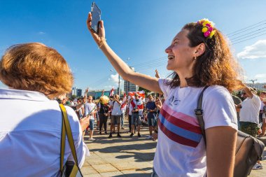 Beyaz Rusya tarihinin en büyük barışçıl protestoları sırasında mutlu insanlar Minsk, Belarus 'taki hileli başkanlık seçimlerine karşı. Minsk, Belarus - 16 Ağustos 2020.