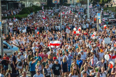 Beyaz Rusya tarihinin en büyük barışçıl protestoları sırasında mutlu insanlar Minsk, Belarus 'taki hileli başkanlık seçimlerine karşı. Minsk, Belarus - 16 Ağustos 2020.