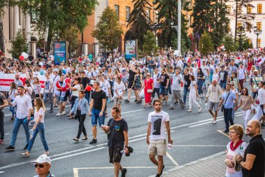 Beyaz Rusya tarihinin en büyük barışçıl protestoları sırasında mutlu insanlar Minsk, Belarus 'taki hileli başkanlık seçimlerine karşı. Minsk, Belarus - 16 Ağustos 2020.