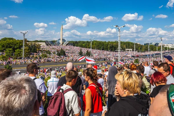 Beyaz Rusya tarihinin en büyük barışçıl protestoları sırasında mutlu insanlar Minsk, Belarus 'taki hileli başkanlık seçimlerine karşı. Minsk, Belarus - 16 Ağustos 2020.