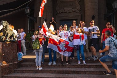 Beyaz Rusya tarihinin en büyük barışçıl protestoları sırasında mutlu insanlar Minsk, Belarus 'taki hileli başkanlık seçimlerine karşı. Minsk, Belarus - 16 Ağustos 2020.