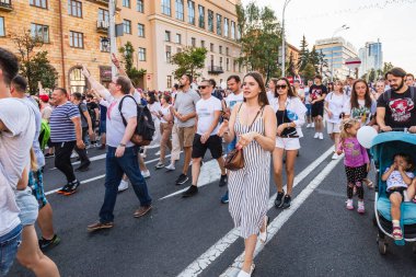 Beyaz Rusya tarihinin en büyük barışçıl protestoları sırasında mutlu insanlar Minsk, Belarus 'taki hileli başkanlık seçimlerine karşı. Minsk, Belarus - 16 Ağustos 2020.