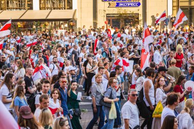 Beyaz Rusya tarihinin en büyük barışçıl protestoları sırasında mutlu insanlar Minsk, Belarus 'taki hileli başkanlık seçimlerine karşı. Minsk, Belarus - 16 Ağustos 2020.