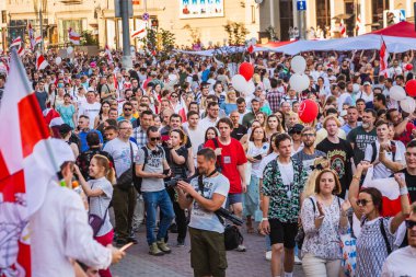 Beyaz Rusya tarihinin en büyük barışçıl protestoları sırasında mutlu insanlar Minsk, Belarus 'taki hileli başkanlık seçimlerine karşı. Minsk, Belarus - 16 Ağustos 2020.