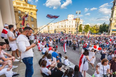 Beyaz Rusya tarihinin en büyük barışçıl protestoları sırasında mutlu insanlar Minsk, Belarus 'taki hileli başkanlık seçimlerine karşı. Minsk, Belarus - 16 Ağustos 2020.