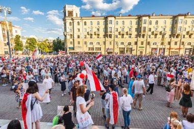 Beyaz Rusya tarihinin en büyük barışçıl protestoları sırasında mutlu insanlar Minsk, Belarus 'taki hileli başkanlık seçimlerine karşı. Minsk, Belarus - 16 Ağustos 2020.
