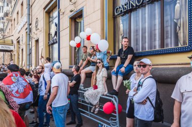 Beyaz Rusya tarihinin en büyük barışçıl protestoları sırasında mutlu insanlar Minsk, Belarus 'taki hileli başkanlık seçimlerine karşı. Minsk, Belarus - 16 Ağustos 2020.