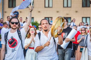 Beyaz Rusya tarihinin en büyük barışçıl protestoları sırasında mutlu insanlar Minsk, Belarus 'taki hileli başkanlık seçimlerine karşı. Minsk, Belarus - 16 Ağustos 2020.