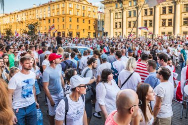 Beyaz Rusya tarihinin en büyük barışçıl protestoları sırasında mutlu insanlar Minsk, Belarus 'taki hileli başkanlık seçimlerine karşı. Minsk, Belarus - 16 Ağustos 2020.