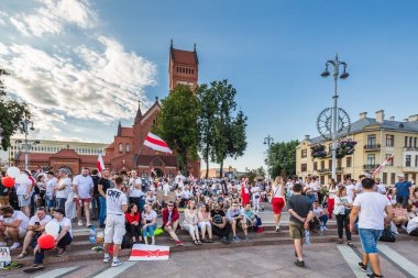 Beyaz Rusya tarihinin en büyük barışçıl protestoları sırasında mutlu insanlar Minsk, Belarus 'taki hileli başkanlık seçimlerine karşı. Minsk, Belarus - 16 Ağustos 2020.