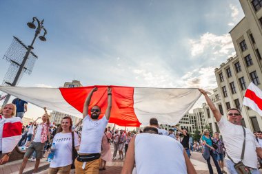 Beyaz Rusya tarihinin en büyük barışçıl protestoları sırasında mutlu insanlar Minsk, Belarus 'taki hileli başkanlık seçimlerine karşı. Minsk, Belarus - 16 Ağustos 2020.