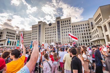 Beyaz Rusya tarihinin en büyük barışçıl protestoları sırasında mutlu insanlar Minsk, Belarus 'taki hileli başkanlık seçimlerine karşı. Minsk, Belarus - 16 Ağustos 2020.