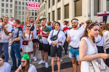 Beyaz Rusya tarihinin en büyük barışçıl protestoları sırasında mutlu insanlar Minsk, Belarus 'taki hileli başkanlık seçimlerine karşı. Minsk, Belarus - 16 Ağustos 2020.