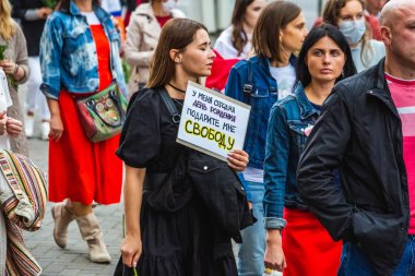 Beyaz Rusya 'da, Minsk, Belarus' ta düzenlenmiş cumhurbaşkanlığı seçimlerine karşı barışçıl protestolar sırasında kadınlar. Minsk, Belarus - 30 Ağustos 2020.