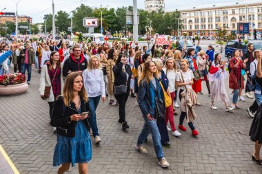 Beyaz Rusya 'da, Minsk, Belarus' ta düzenlenmiş cumhurbaşkanlığı seçimlerine karşı barışçıl protestolar sırasında kadınlar. Minsk, Belarus - 30 Ağustos 2020.