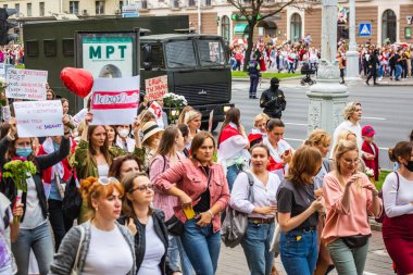 Beyaz Rusya 'da, Minsk, Belarus' ta düzenlenmiş cumhurbaşkanlığı seçimlerine karşı barışçıl protestolar sırasında kadınlar. Minsk, Belarus - 30 Ağustos 2020.