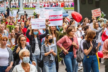 Beyaz Rusya 'da, Minsk, Belarus' ta düzenlenmiş cumhurbaşkanlığı seçimlerine karşı barışçıl protestolar sırasında kadınlar. Minsk, Belarus - 30 Ağustos 2020.