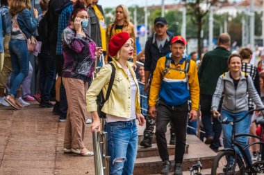 Beyaz Rusya 'da, Minsk, Belarus' ta düzenlenmiş cumhurbaşkanlığı seçimlerine karşı barışçıl protestolar sırasında kadınlar. Minsk, Belarus - 30 Ağustos 2020.