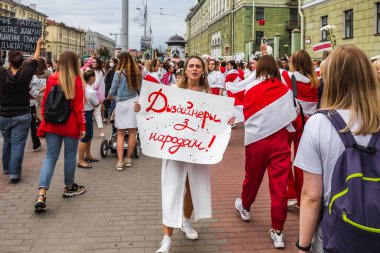 Beyaz Rusya 'da, Minsk, Belarus' ta düzenlenmiş cumhurbaşkanlığı seçimlerine karşı barışçıl protestolar sırasında kadınlar. Minsk, Belarus - 30 Ağustos 2020.