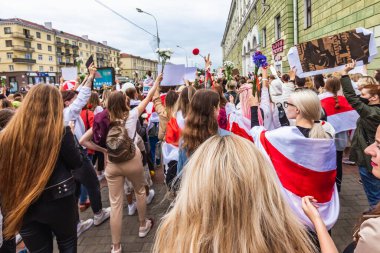Beyaz Rusya 'da, Minsk, Belarus' ta düzenlenmiş cumhurbaşkanlığı seçimlerine karşı barışçıl protestolar sırasında kadınlar. Minsk, Belarus - 30 Ağustos 2020.