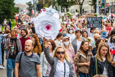Beyaz Rusya 'da, Minsk, Belarus' ta düzenlenmiş cumhurbaşkanlığı seçimlerine karşı barışçıl protestolar sırasında kadınlar. Minsk, Belarus - 30 Ağustos 2020.