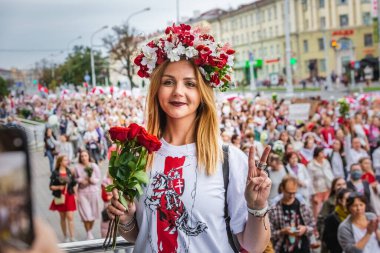 Beyaz Rusya 'da, Minsk, Belarus' ta düzenlenmiş cumhurbaşkanlığı seçimlerine karşı barışçıl protestolar sırasında kadınlar. Minsk, Belarus - 30 Ağustos 2020.