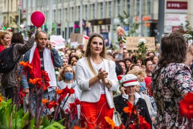 Beyaz Rusya 'da, Minsk, Belarus' ta düzenlenmiş cumhurbaşkanlığı seçimlerine karşı barışçıl protestolar sırasında kadınlar. Minsk, Belarus - 30 Ağustos 2020.