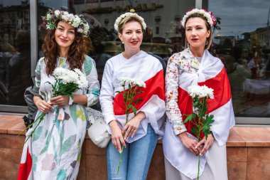 Beyaz Rusya 'da, Minsk, Belarus' ta düzenlenmiş cumhurbaşkanlığı seçimlerine karşı barışçıl protestolar sırasında kadınlar. Minsk, Belarus - 30 Ağustos 2020.