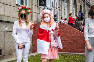 Beyaz Rusya 'da, Minsk, Belarus' ta düzenlenmiş cumhurbaşkanlığı seçimlerine karşı barışçıl protestolar sırasında kadınlar. Minsk, Belarus - 30 Ağustos 2020.