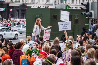 Beyaz Rusya 'da, Minsk, Belarus' ta düzenlenmiş cumhurbaşkanlığı seçimlerine karşı barışçıl protestolar sırasında kadınlar. Minsk, Belarus - 30 Ağustos 2020.