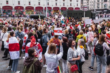 Beyaz Rusya 'da, Minsk, Belarus' ta düzenlenmiş cumhurbaşkanlığı seçimlerine karşı barışçıl protestolar sırasında kadınlar. Minsk, Belarus - 30 Ağustos 2020.