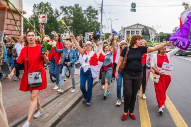 Beyaz Rusya 'da, Minsk, Belarus' ta düzenlenmiş cumhurbaşkanlığı seçimlerine karşı barışçıl protestolar sırasında kadınlar. Minsk, Belarus - 30 Ağustos 2020.