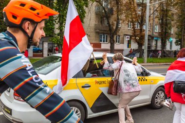 Belarus 'ta Beyaz Rusya, Minsk' teki hileli cumhurbaşkanlığı seçimlerine karşı barışçıl protestolar sırasında yolcularla birlikte bir araç sürücüsü. Minsk, Belarus - 30 Ağustos 2020.