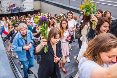 Beyaz Rusya 'da, Minsk, Belarus' ta düzenlenmiş cumhurbaşkanlığı seçimlerine karşı barışçıl protestolar sırasında kadınlar. Minsk, Belarus - 30 Ağustos 2020.