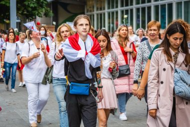 Beyaz Rusya 'da, Minsk, Belarus' ta düzenlenmiş cumhurbaşkanlığı seçimlerine karşı barışçıl protestolar sırasında kadınlar. Minsk, Belarus - 30 Ağustos 2020.