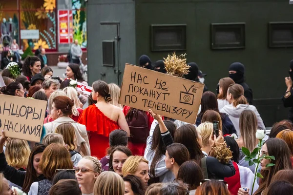 ベラルーシのミンスクでの不正大統領選挙に対するベラルーシの平和的抗議活動中の女性 ベラルーシのミンスク 2020年8月30日 — ストック写真