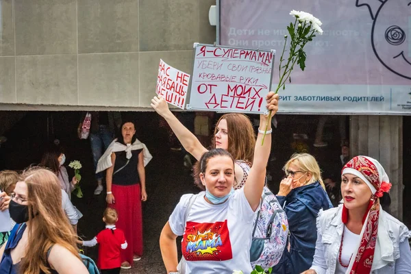 Kobiety Podczas Pokojowych Protestów Białorusi Przeciwko Sfałszowanym Wyborom Prezydenckim Mińsku — Zdjęcie stockowe