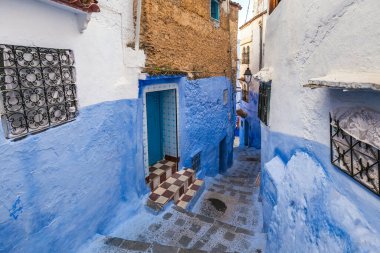 Chefchaouen 'de tipik Fas dar sokakları. Fas 'ta mavi duvarları olan mavi bir şehir..