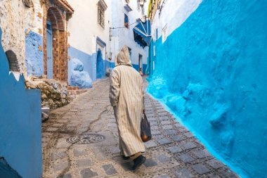 Chefchaouen 'de tipik Fas dar sokakları. Fas 'ta mavi duvarları olan mavi bir şehir..