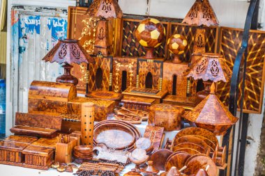 Essaouira, Fas pazarında el yapımı ahşap eşyalar. Seçici odak.