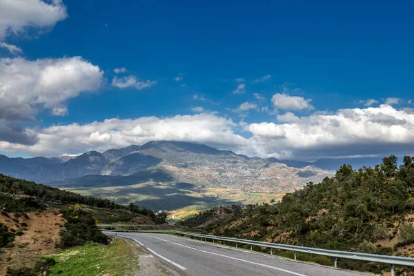 Manzaralı panoramik manzara Fas 'ın ünlü mavi şehri Chefchaouen' e yakın..