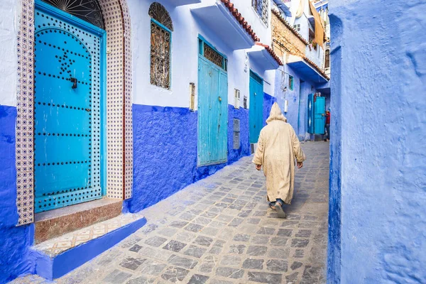 Chefchaouen 'de tipik Fas dar sokakları. Fas 'ta mavi duvarları olan mavi bir şehir..