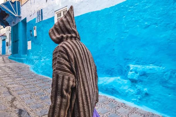 Chefchaouen 'de tipik Fas dar sokakları. Fas 'ta mavi duvarları olan mavi bir şehir..