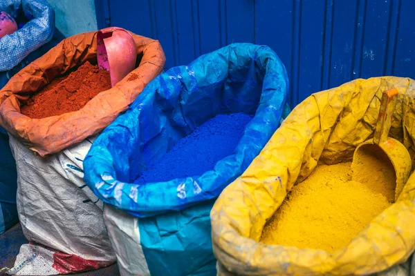 Цветные Порошковые Пигменты Мешках Продажи Chefchaouen Синий Город Медина Моррехо — стоковое фото