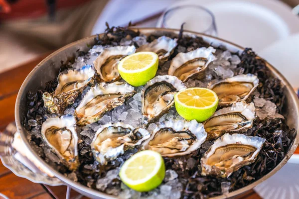 Oualidia 'daki taze istiridyeler, Fas' ın El Jadida ve Safi arasında yer alan bir kıyı köyü. Korunmuş doğal bir gölün yanında yer alır ve Fas 'ın istiridye başkenti olarak adlandırılır..