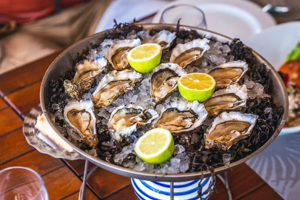 Oualidia 'daki taze istiridyeler, Fas' ın El Jadida ve Safi arasında yer alan bir kıyı köyü. Korunmuş doğal bir gölün yanında yer alır ve Fas 'ın istiridye başkenti olarak adlandırılır..