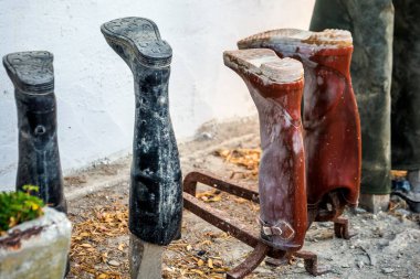Camargue, Fransa 'daki çiftlikte ters dönmüş çamurlu botlar..