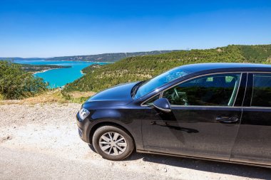 Araba Cannes La Napoule körfezi manzarasının önüne park edilmiş. Fransız Riviera, Azure Coast, Provence, Fransa, Avrupa.