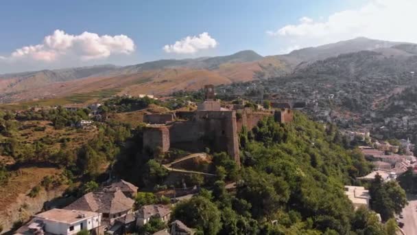 Gjirokastra slott Albanien drönare utsikt — Stockvideo