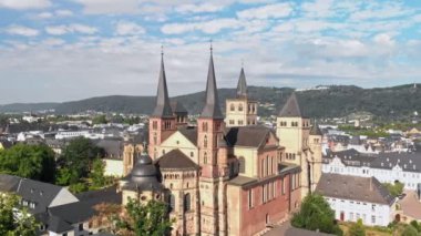 Kiliselerin ve kalelerin havadan görünüşü 